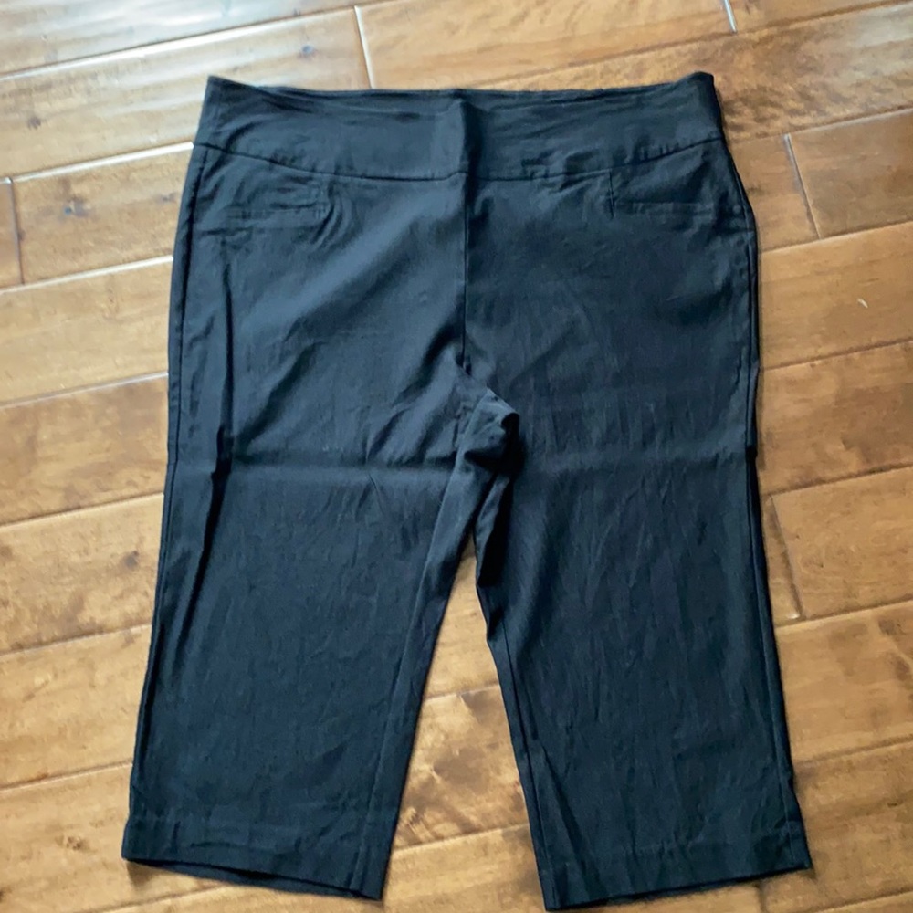 Black polyester Capri pants